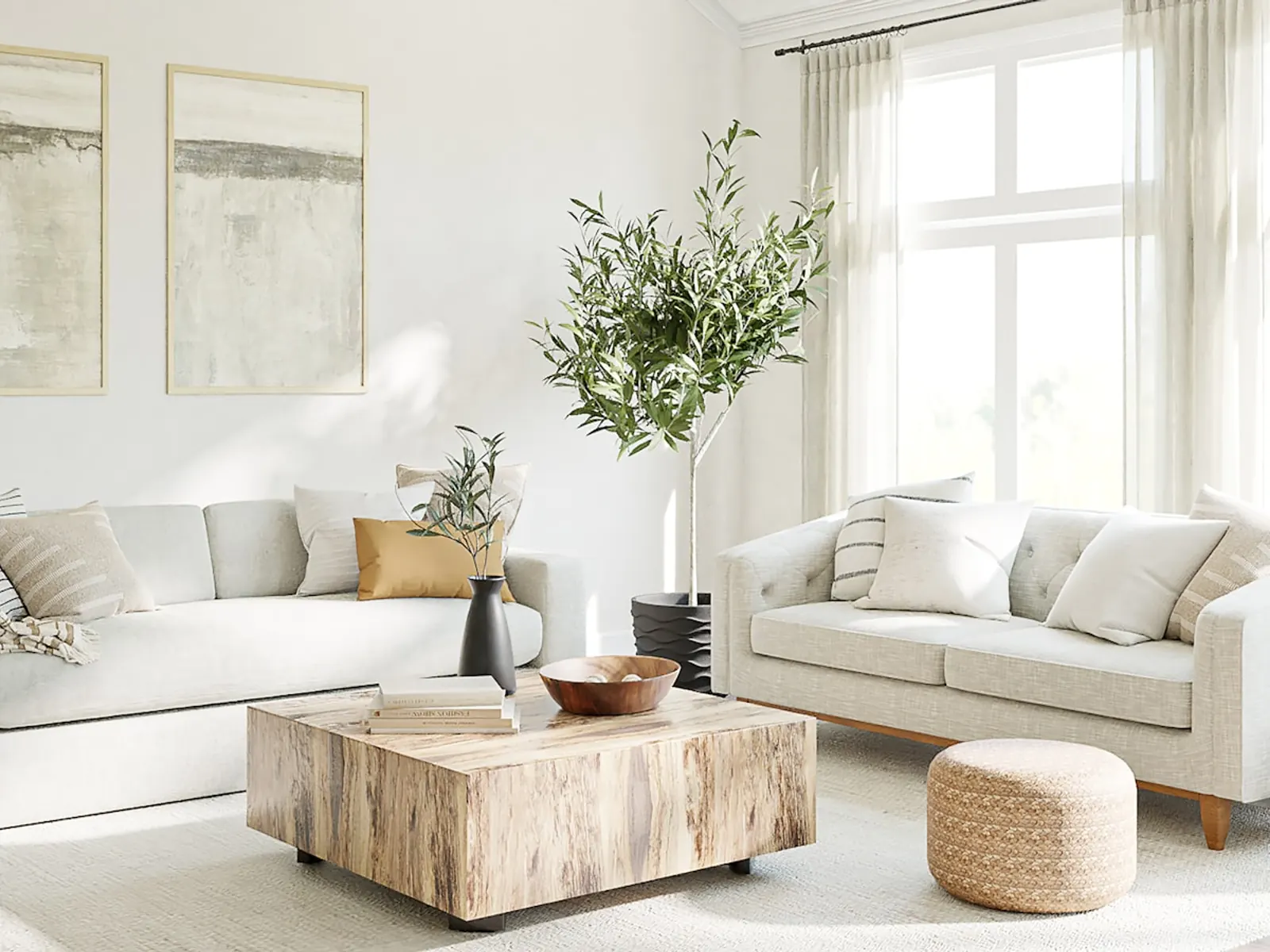Salón de una vivienda con dos sofás claros y un gran ventanal