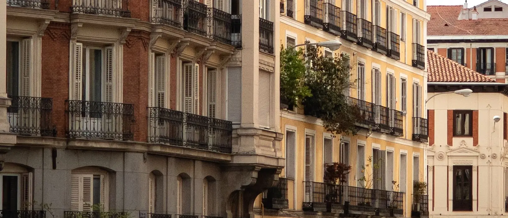 Fachadas de un edificio de viviendas de Madrid con balcones de hierro